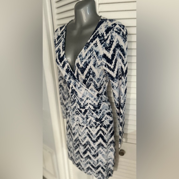 Tart long sleeve surplice blue and white heathered chevron print dress Small - Picture 5 of 7
